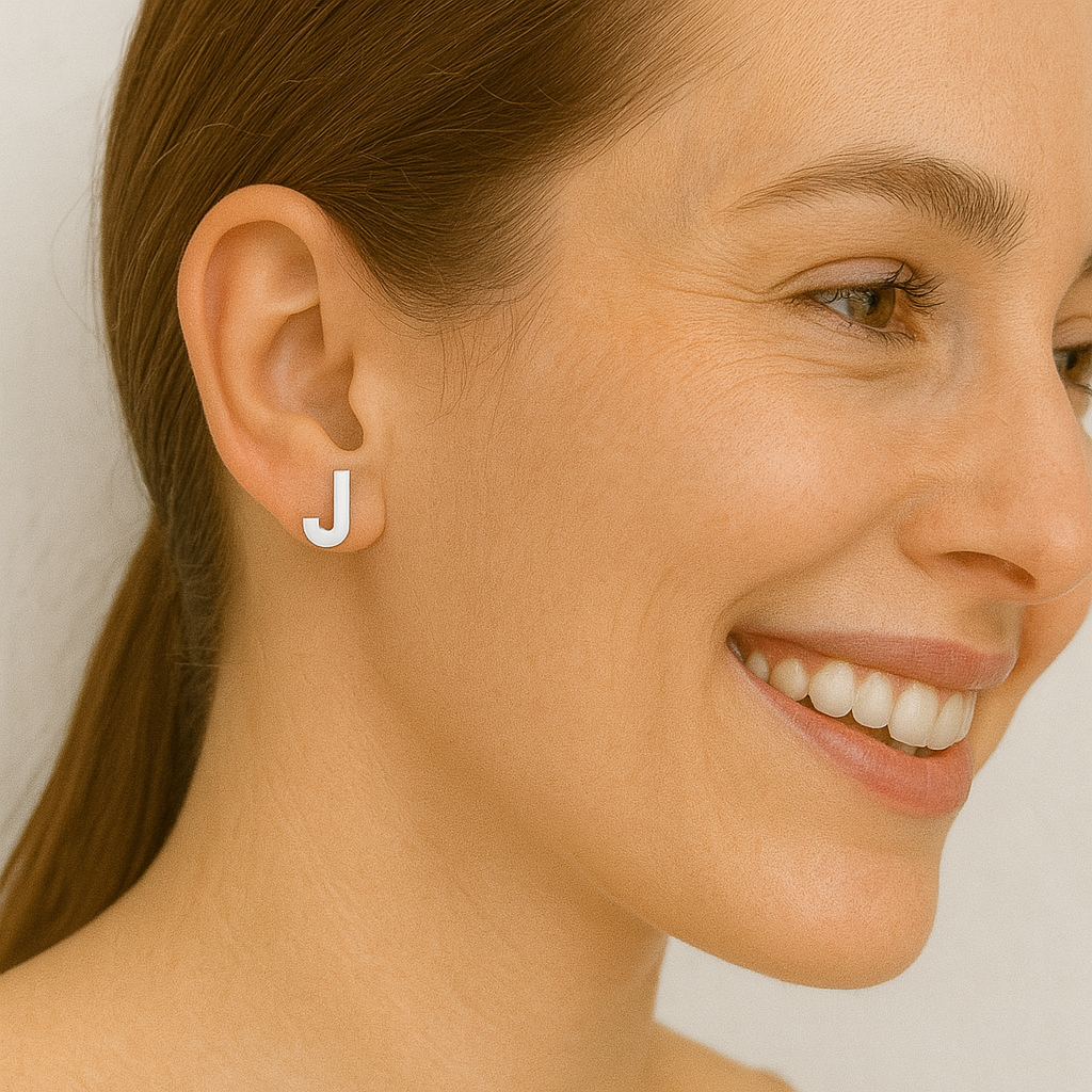 Orecchini a bottone con monogramma iniziale "J" – Argento Sterling