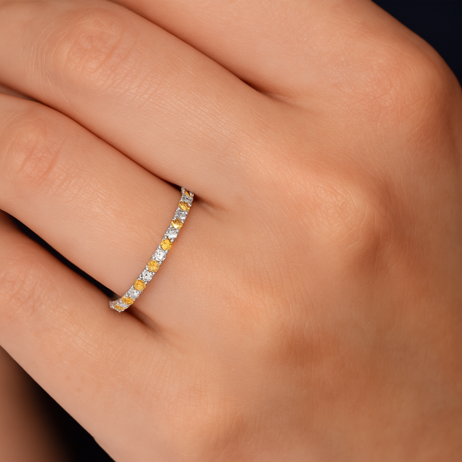 Anello dell'eternità con citrino alternato e accenti bianchi - Argento Sterling