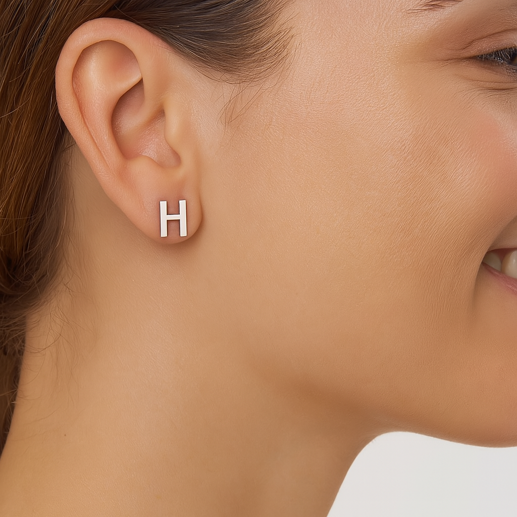 Orecchino a bottone con monogramma iniziale "H" – Argento Sterling