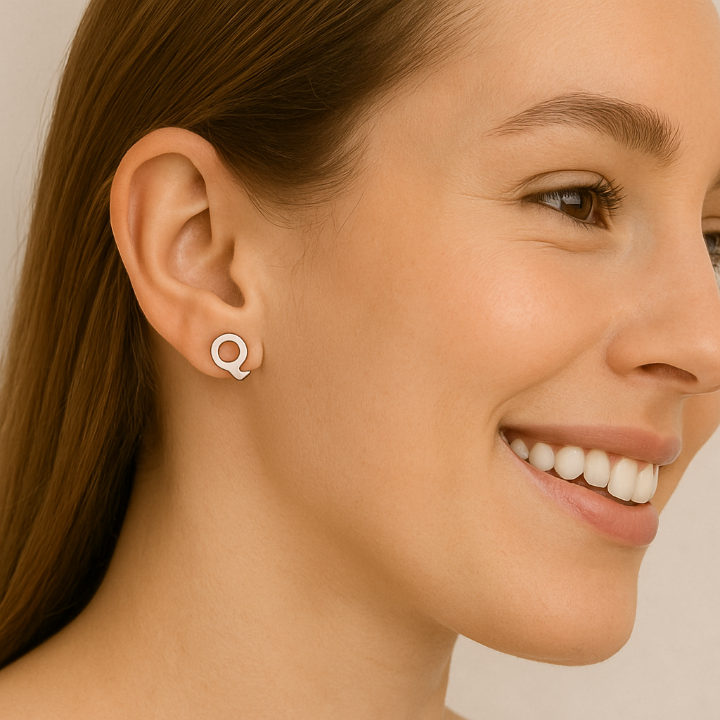 Orecchino a bottone con monogramma iniziale "Q" – Argento Sterling