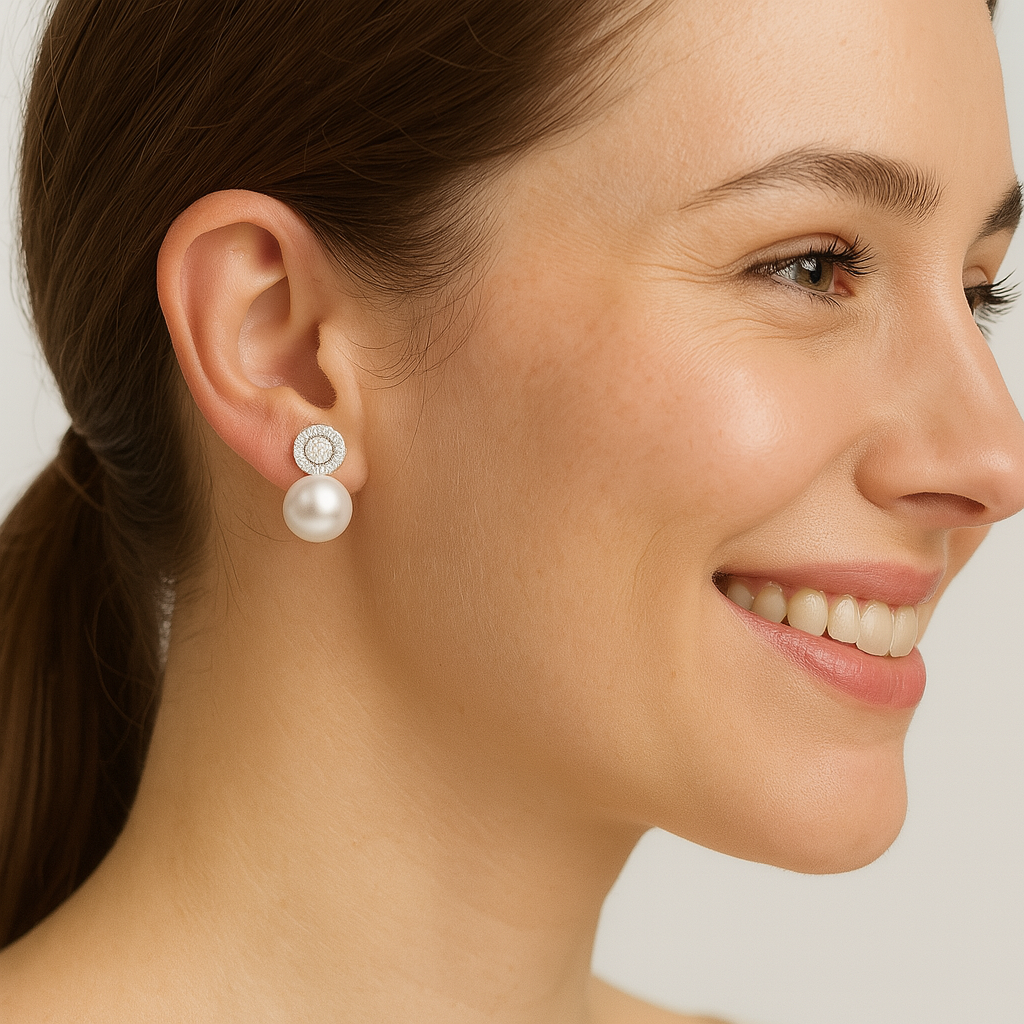 Orecchini pendenti con perle e accenti aureola – Argento Sterling