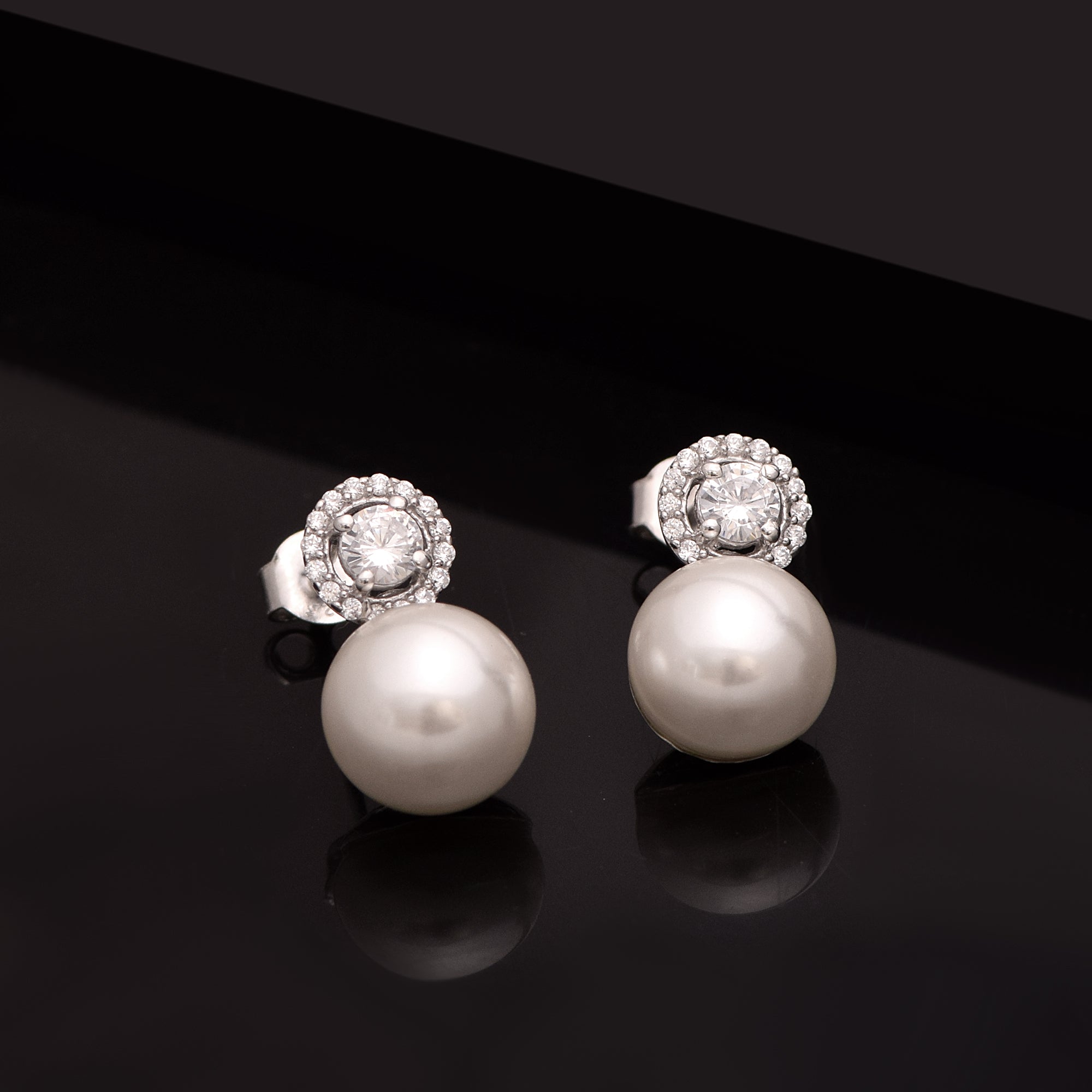 Orecchini pendenti con perle e accenti aureola – Argento Sterling