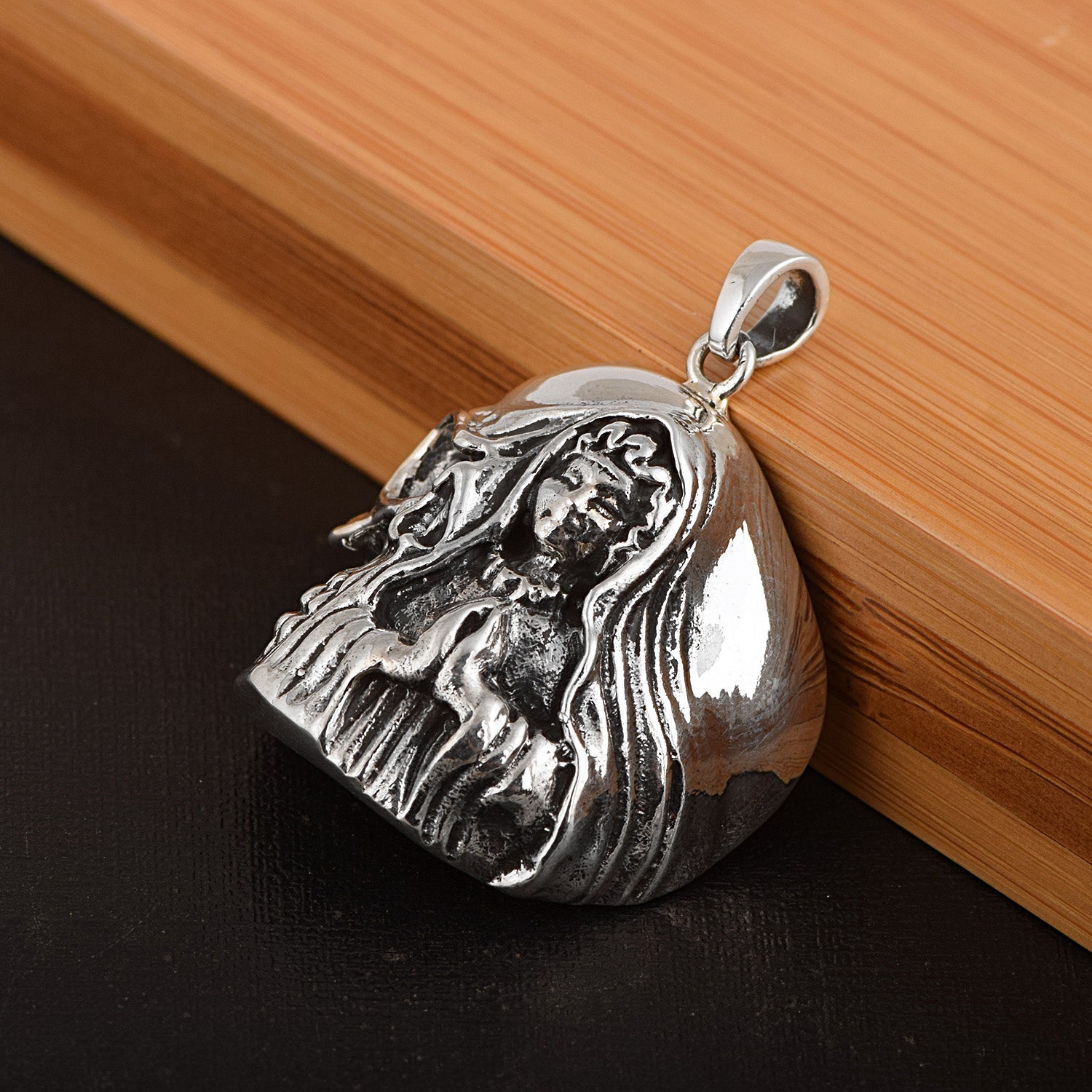 Collana religiosa da uomo in argento massiccio 925 con ciondolo a forma di teschio raffigurante la Santa Madre