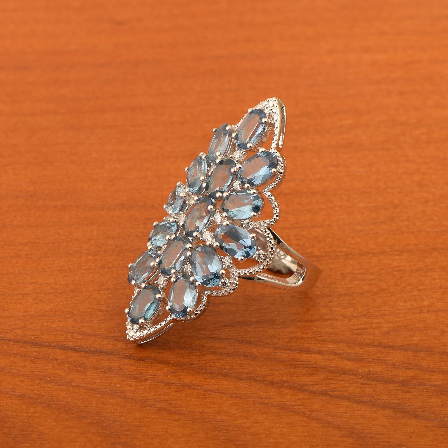 Anello da cocktail da donna in argento sterling 925 con spinello blu ovale da 8,96 carati