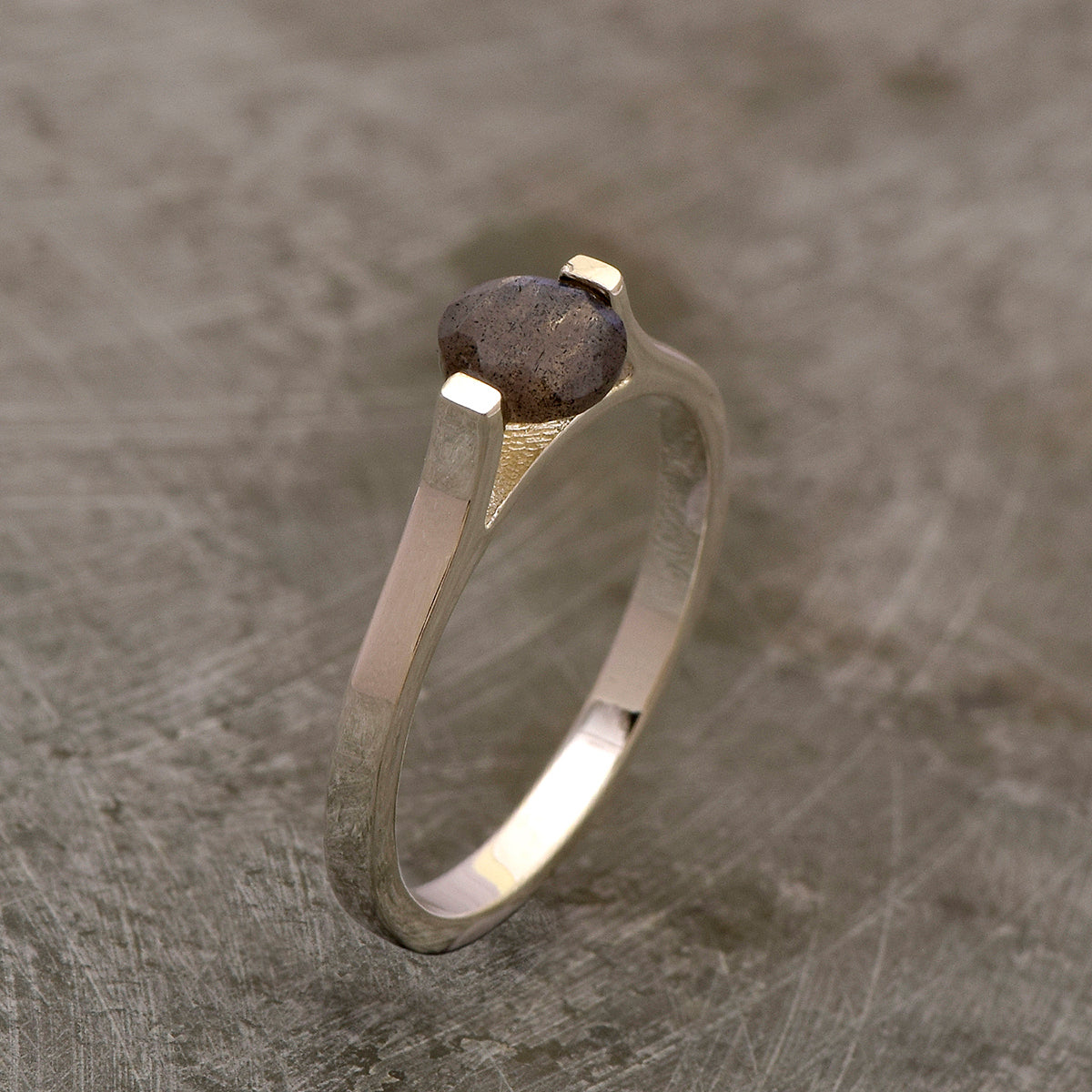 Fede nuziale in argento sterling 925 con labradorite taglio rotondo