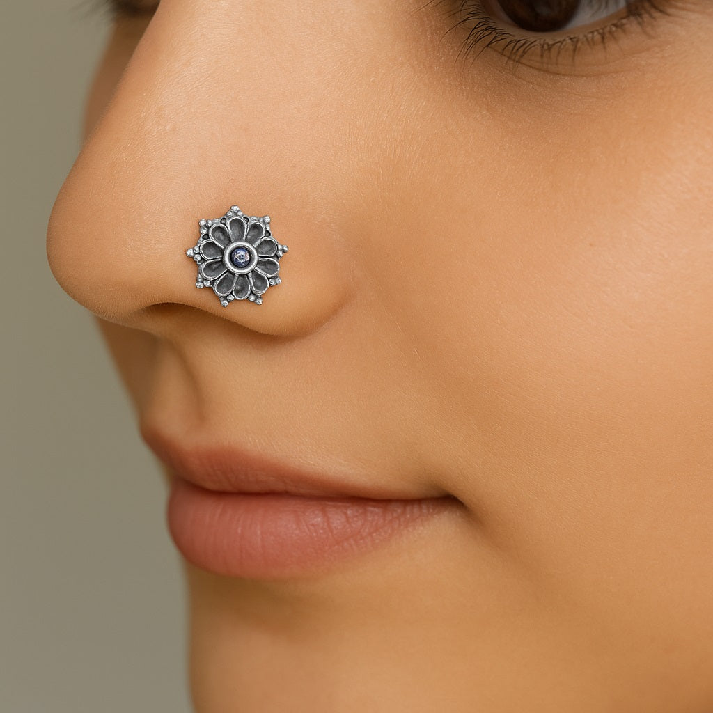 Perno da naso floreale con pietra blu e design a cerchio - Argento Sterling