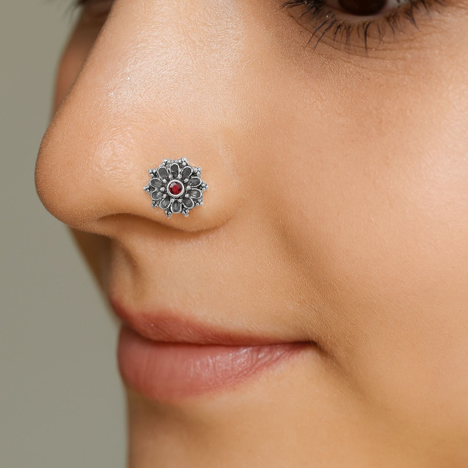 Perno da naso floreale con pietra rossa e design a cerchio - Argento Sterling