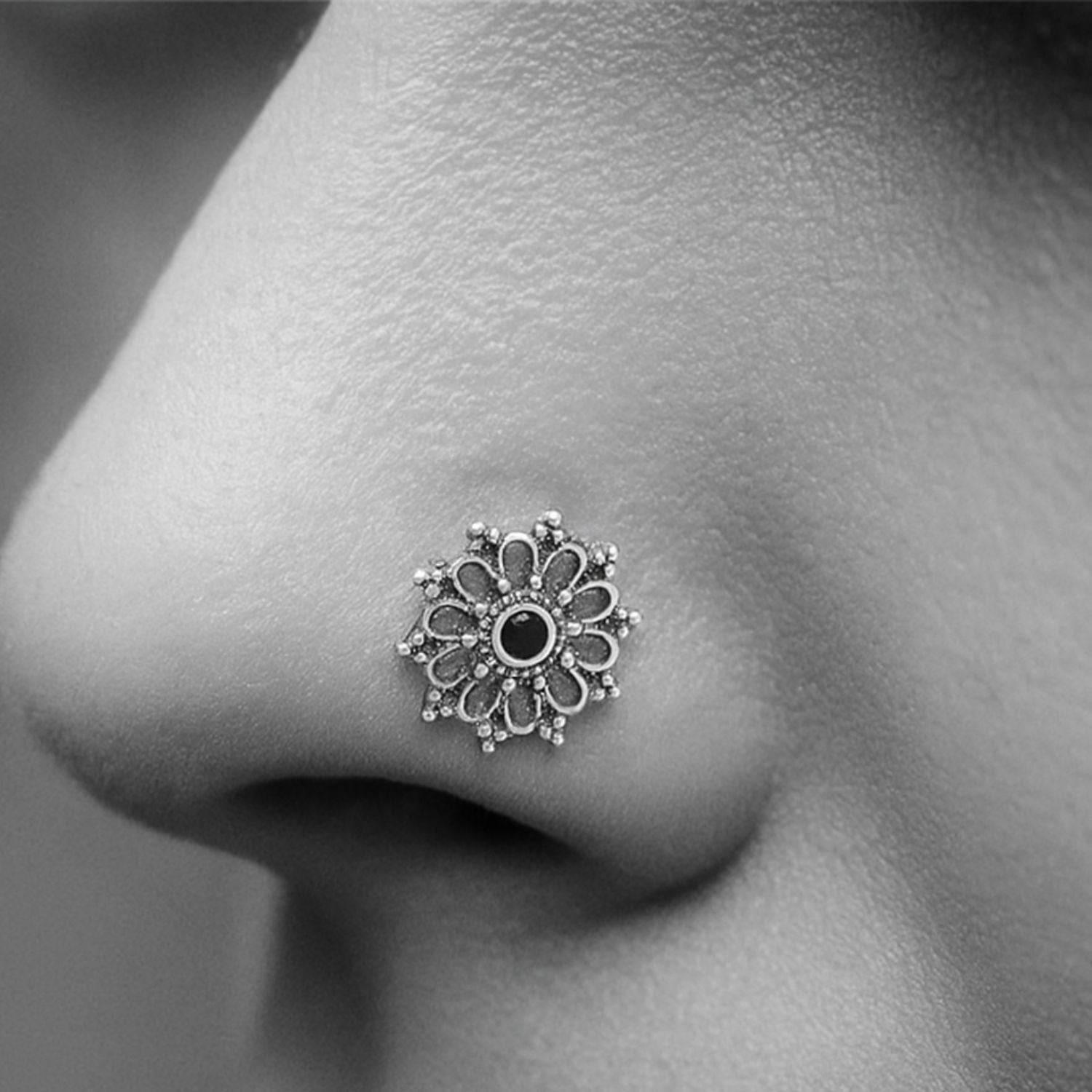 Perno da naso floreale con pietra nera e design a cerchio - Argento Sterling