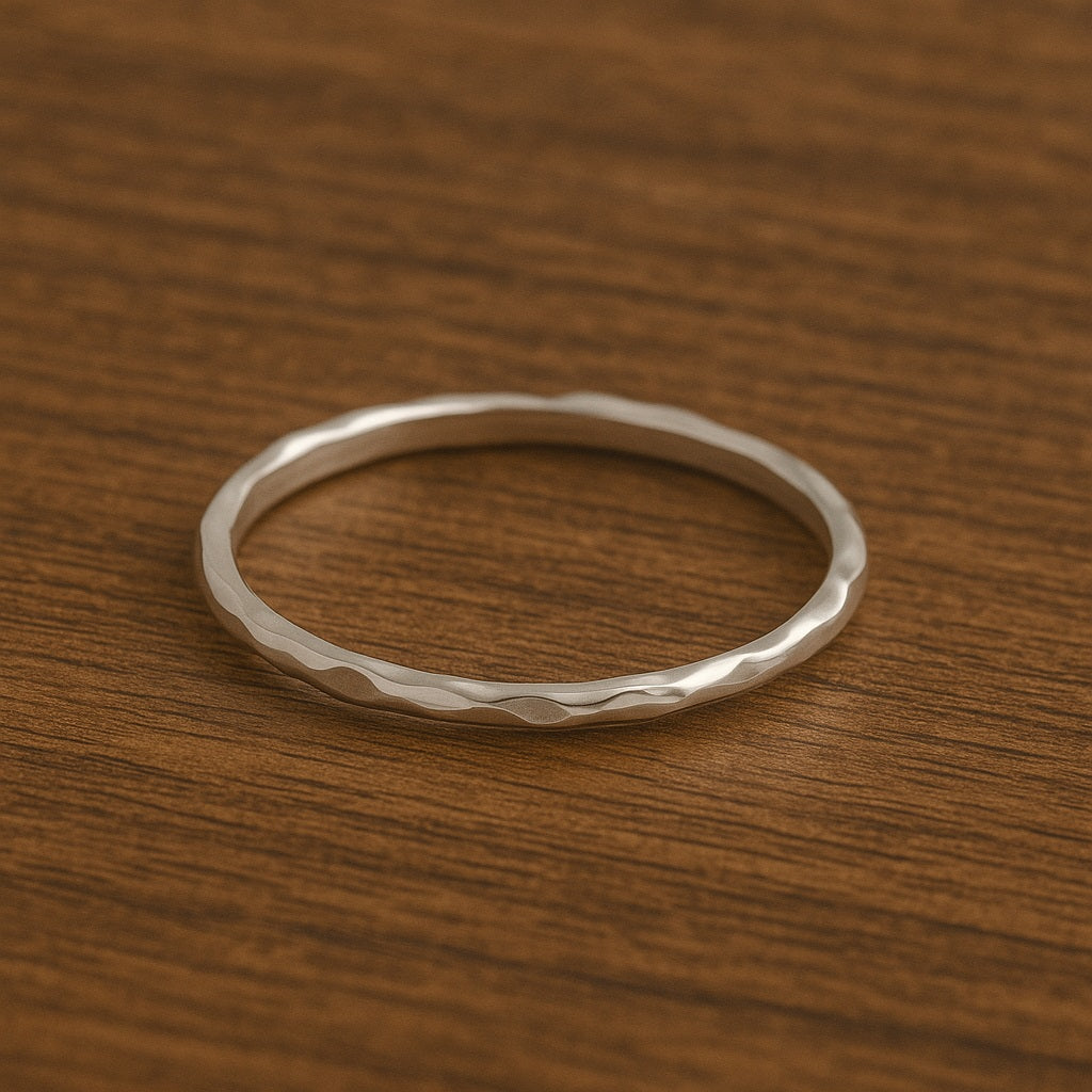 Anello a fascia martellata