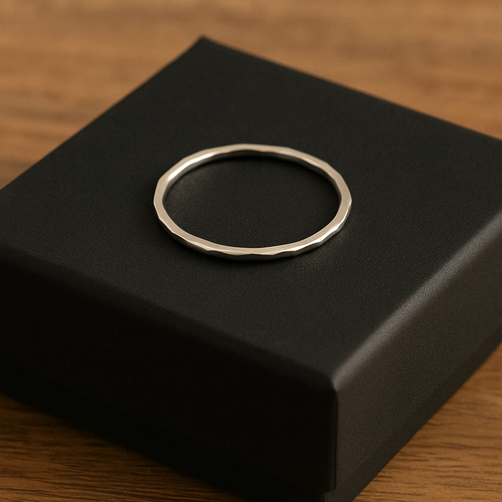 Anello a fascia martellata