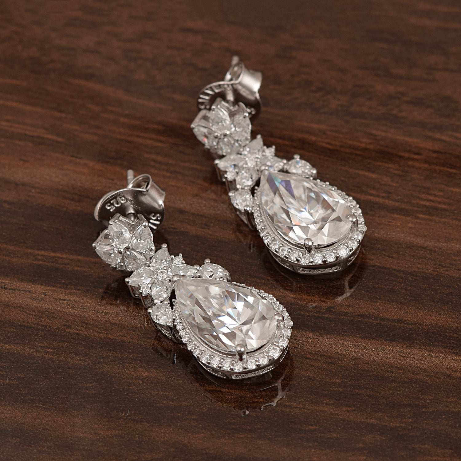 Eleganti orecchini pendenti floreali in moissanite – Argento Sterling