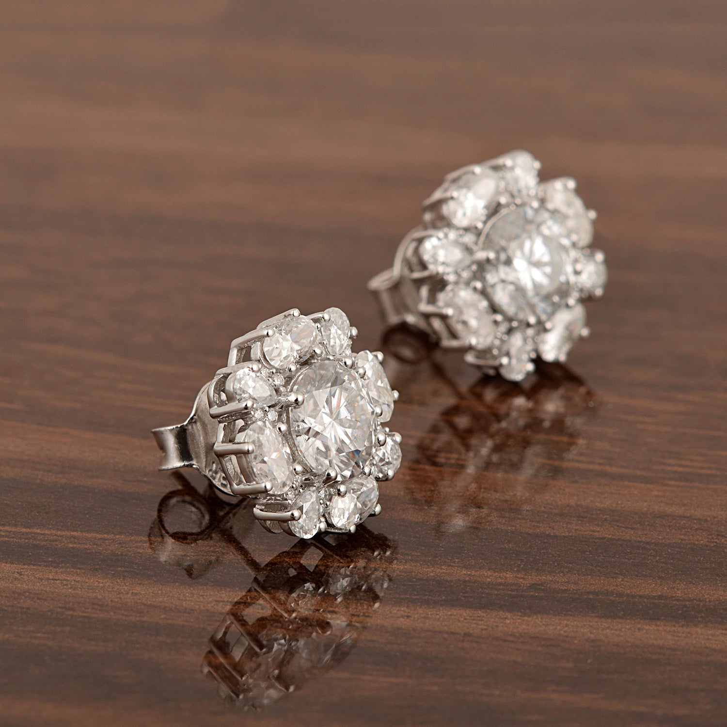 Orecchini a bottone floreali con moissanite - Argento Sterling