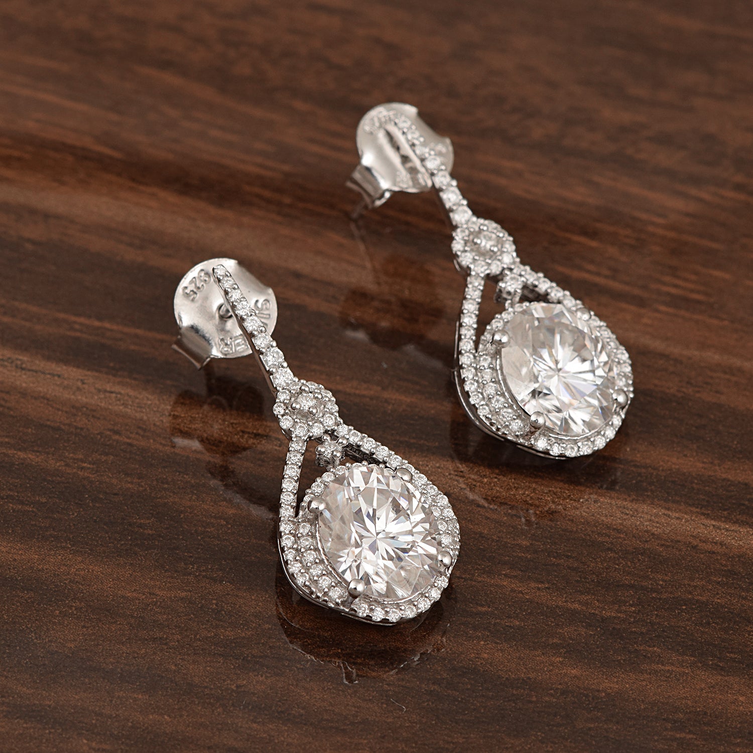 Orecchini pendenti con design Regal Halo in moissanite - Argento Sterling