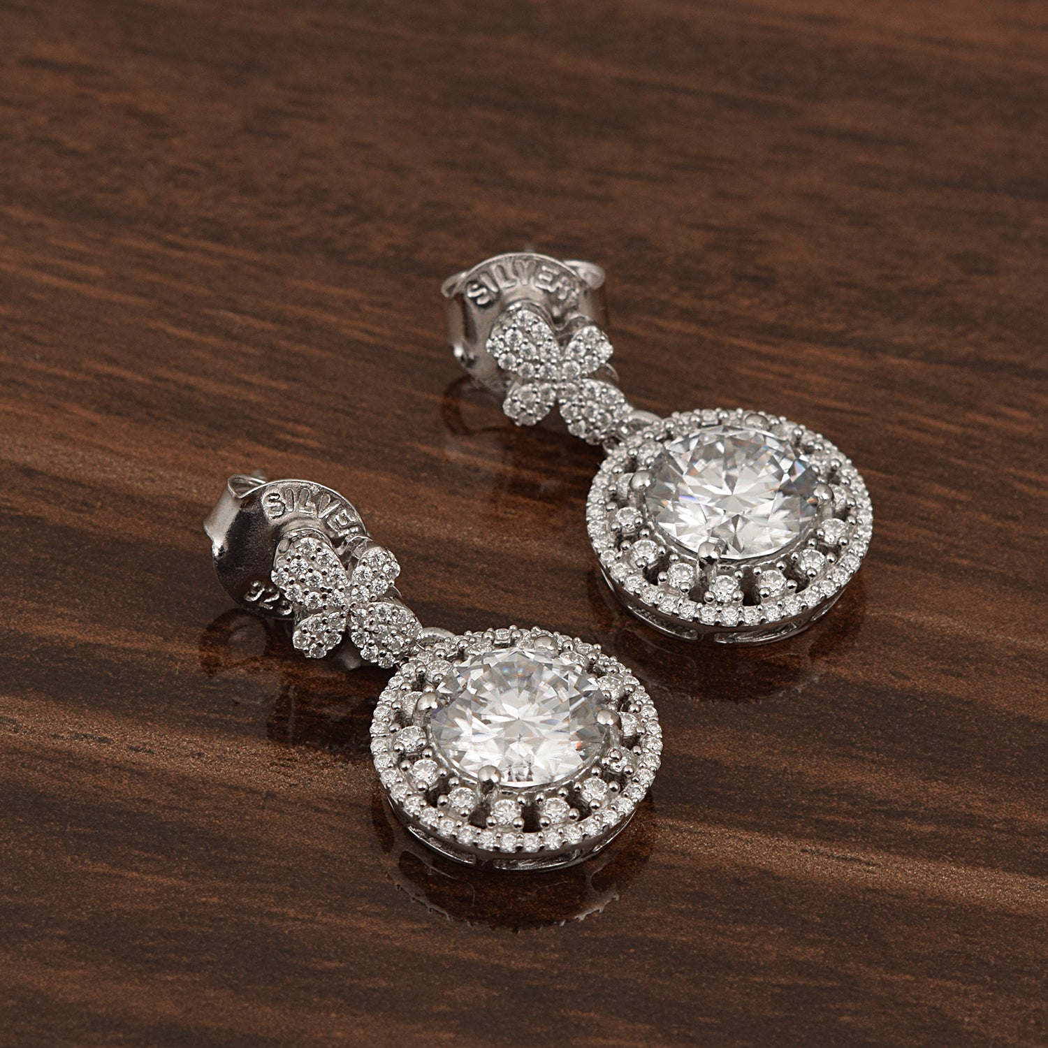Orecchini pendenti con motivo floreale Halo in moissanite - Argento Sterling