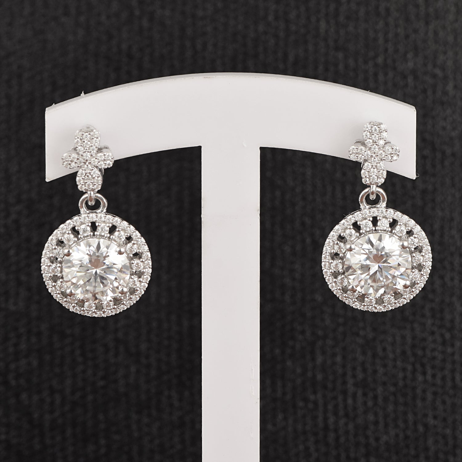 Orecchini pendenti con motivo floreale Halo in moissanite - Argento Sterling