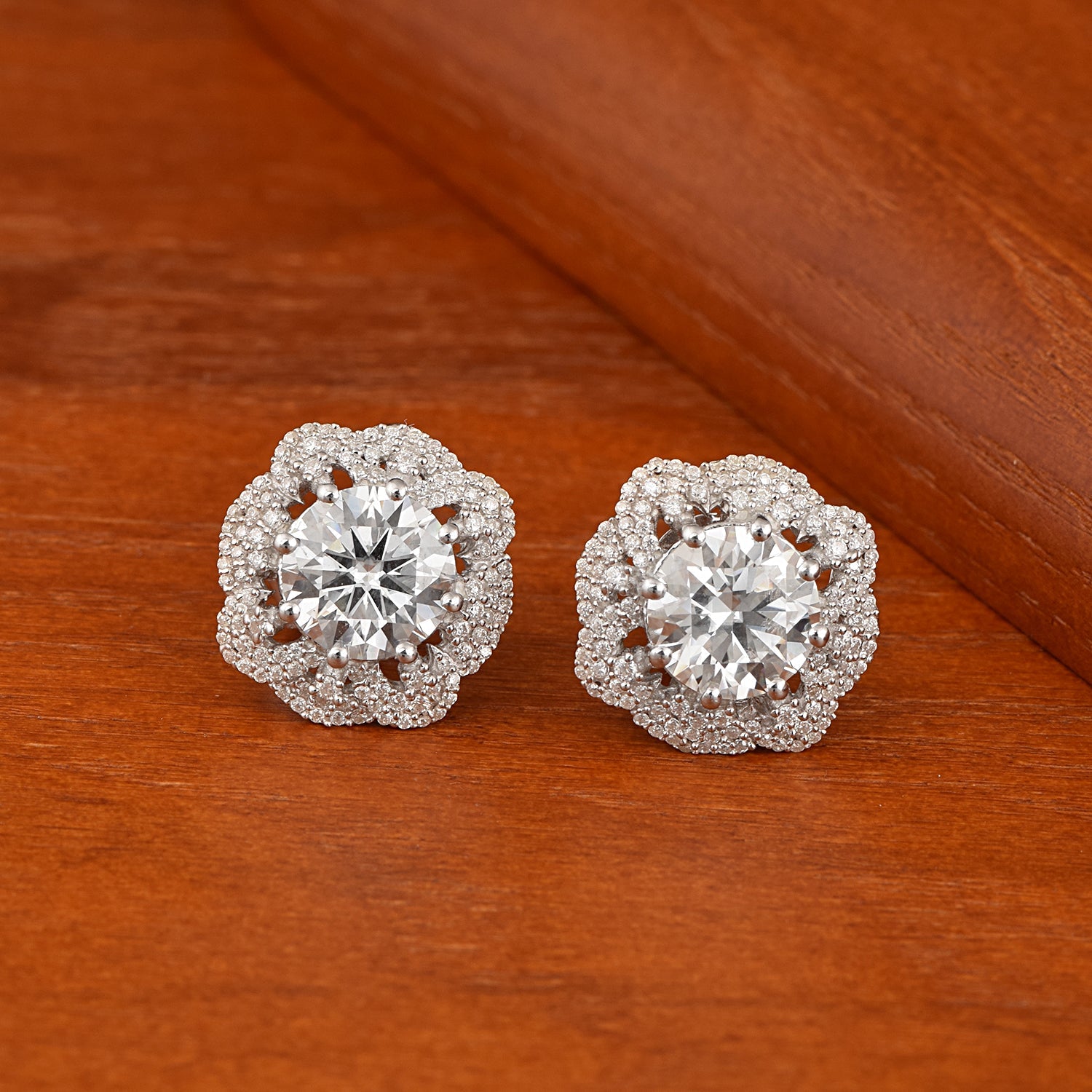 Orecchini a lobo con alone scintillante di moissanite - Argento Sterling