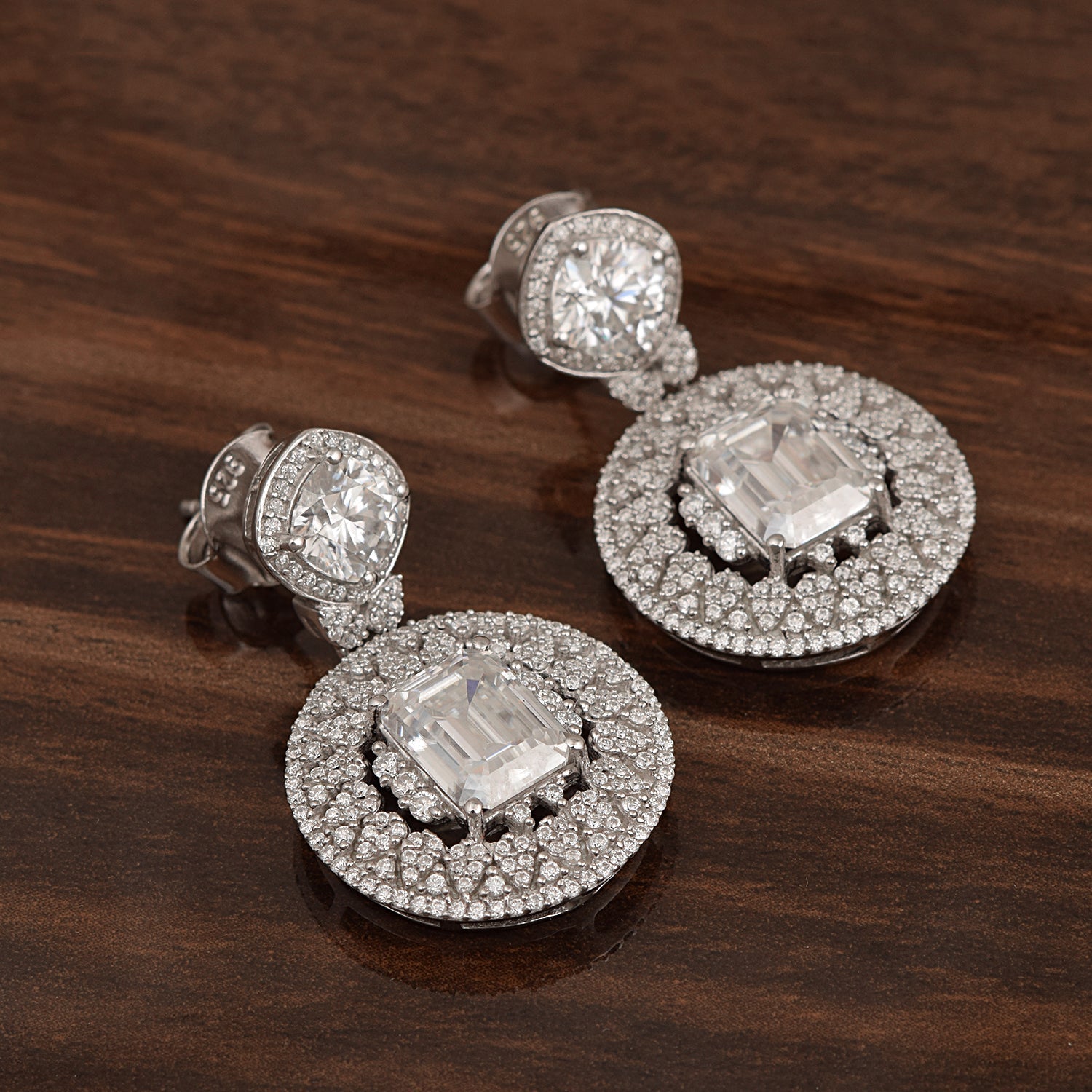 Orecchini pendenti con alone di moissanite e cerchio - Argento Sterling