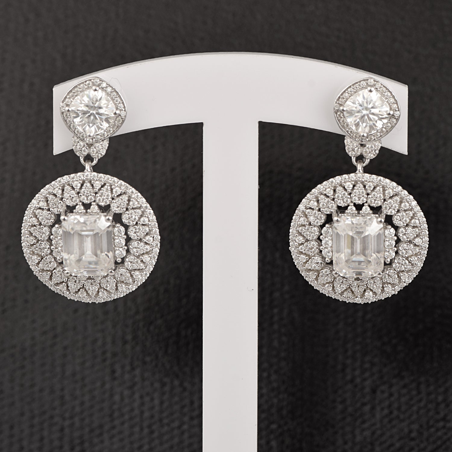 Orecchini pendenti con alone di moissanite e cerchio - Argento Sterling