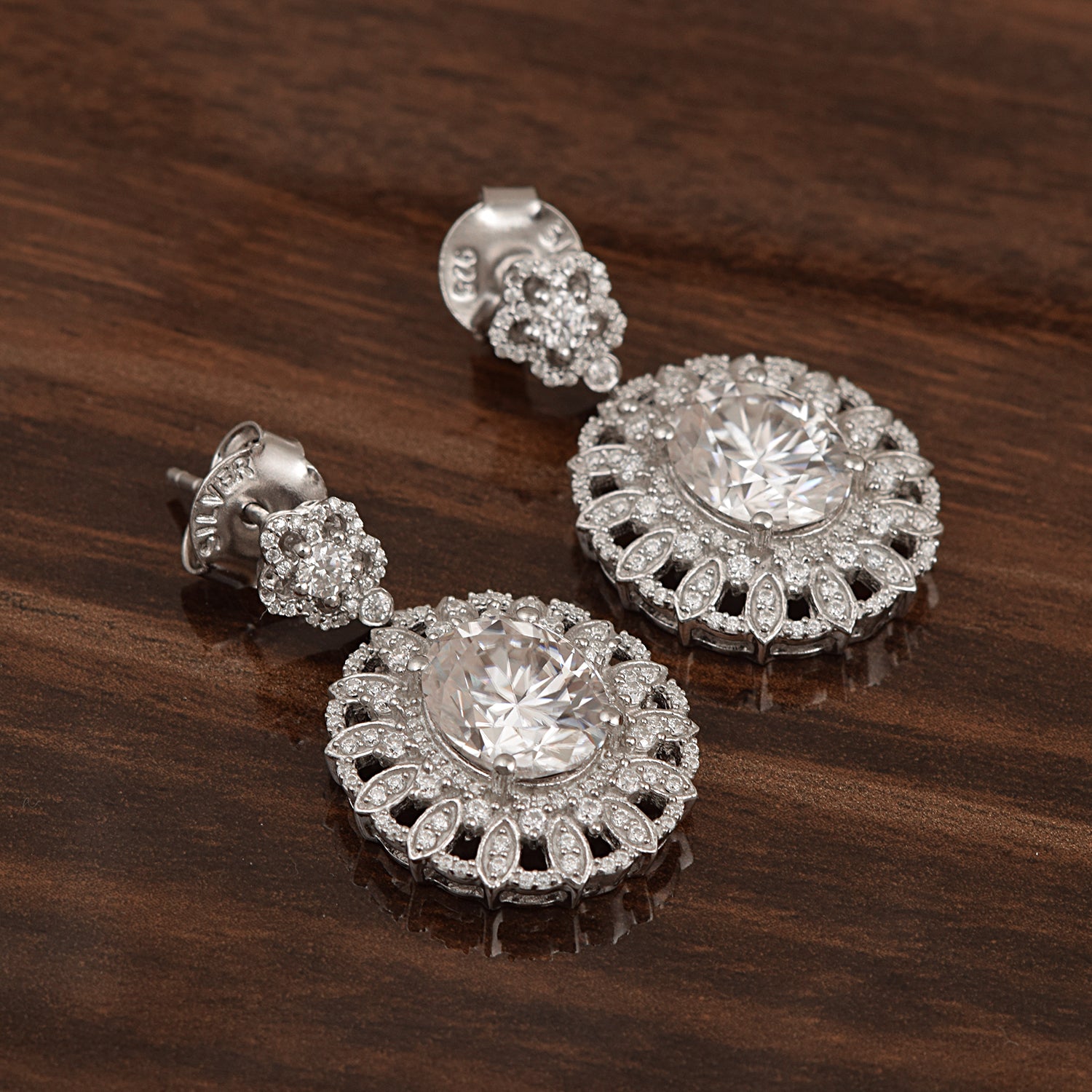 Orecchini pendenti con alone floreale in moissanite - Argento Sterling