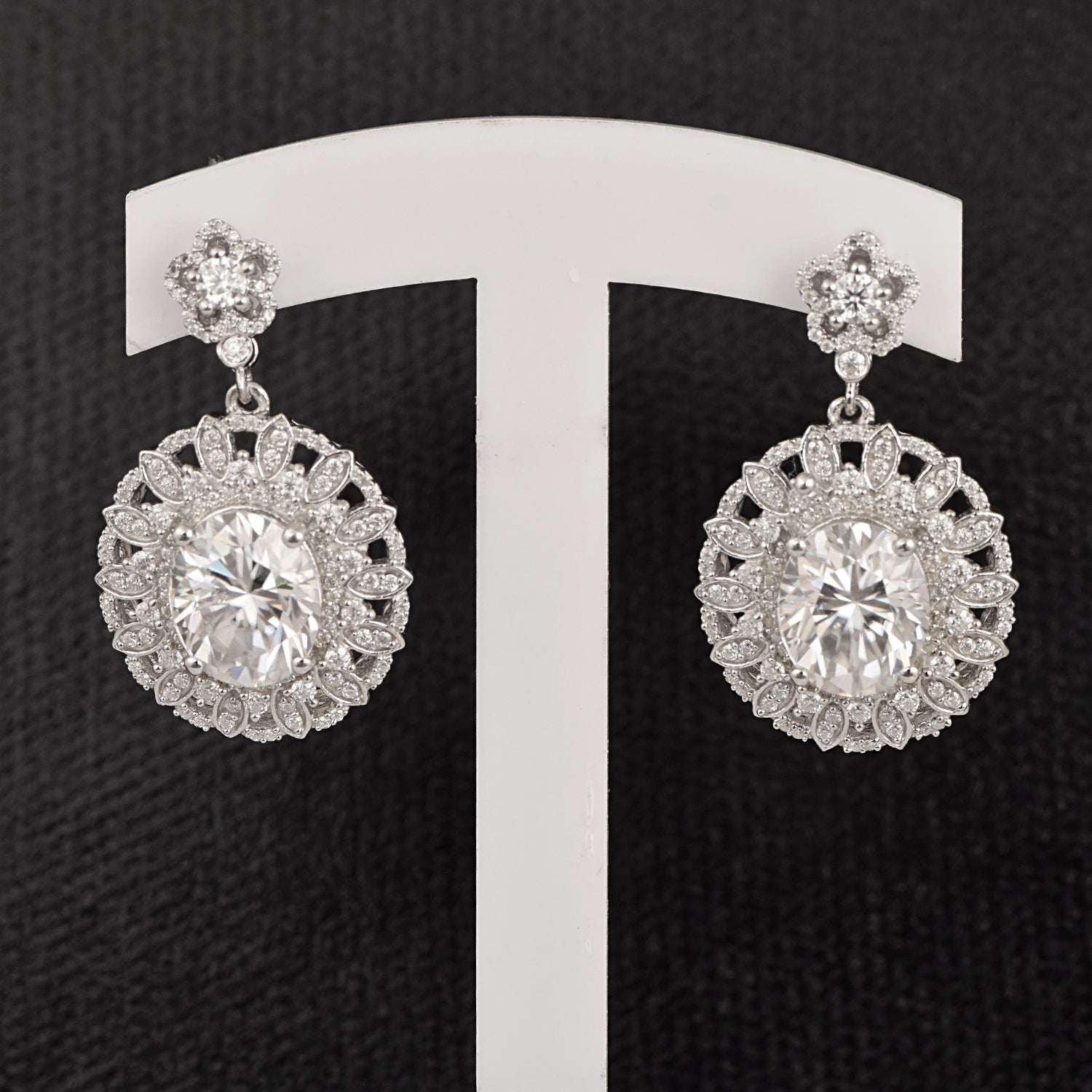 Orecchini pendenti con alone floreale in moissanite - Argento Sterling