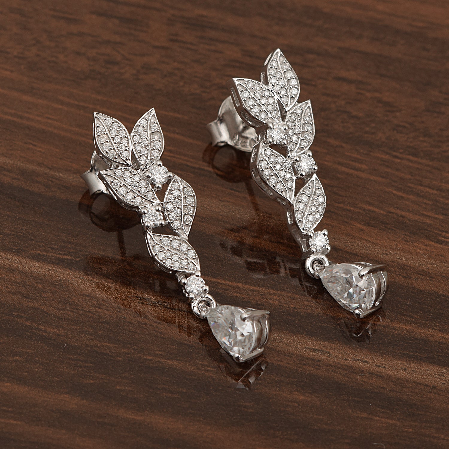 Orecchini pendenti con alone infinito di moissanite – Argento sterling