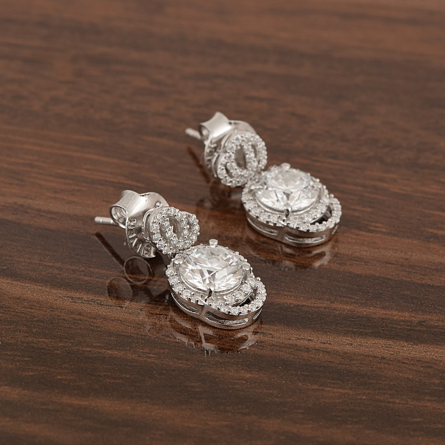 Orecchini pendenti con alone rotondo di moissanite - Argento Sterling