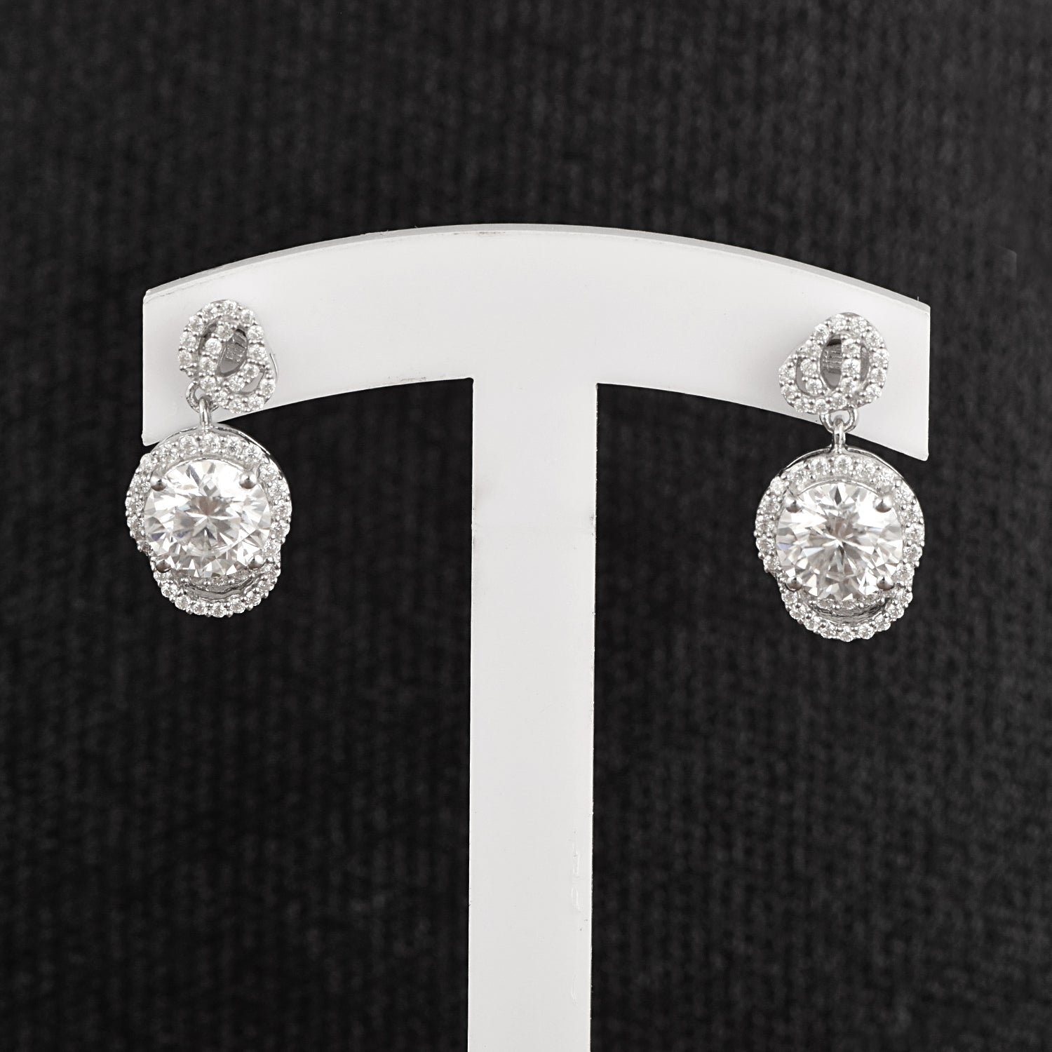 Orecchini pendenti con alone rotondo di moissanite - Argento Sterling