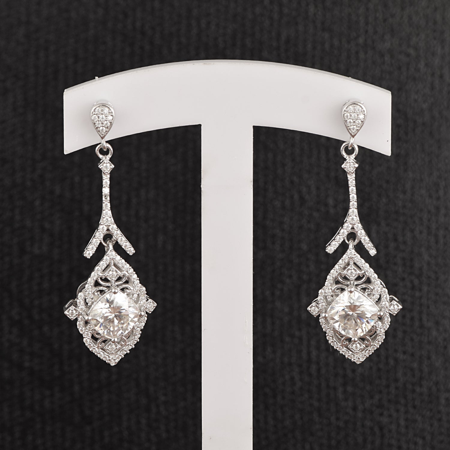 Orecchini pendenti con alone intricato di moissanite - Argento sterling