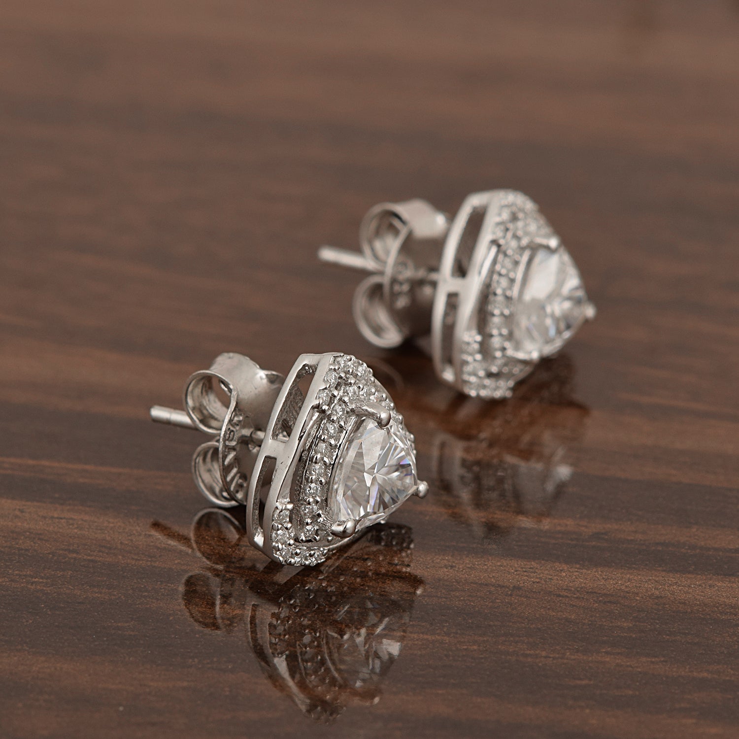 Orecchini a bottone con alone di moissanite – Argento sterling