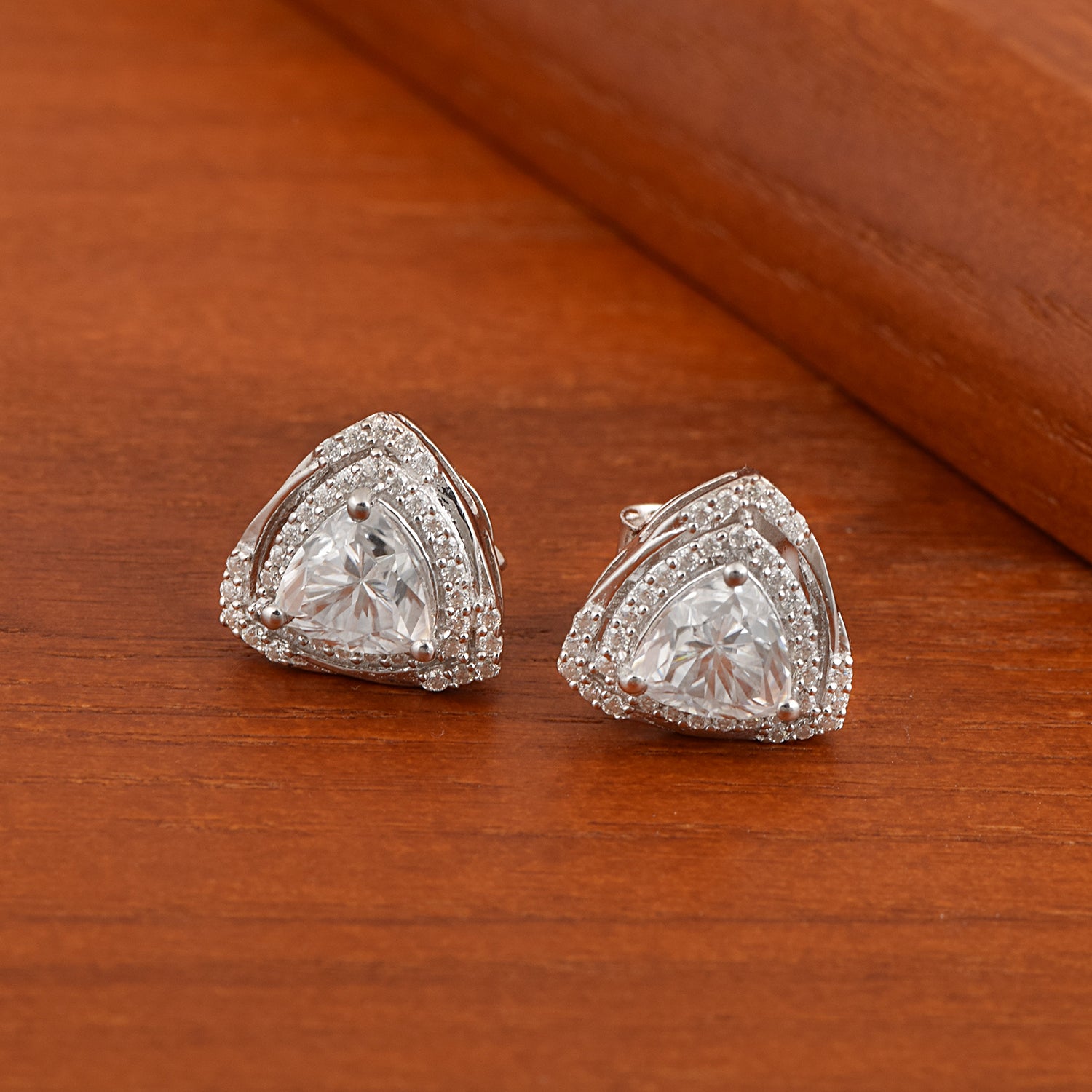 Orecchini a bottone con alone di moissanite – Argento sterling