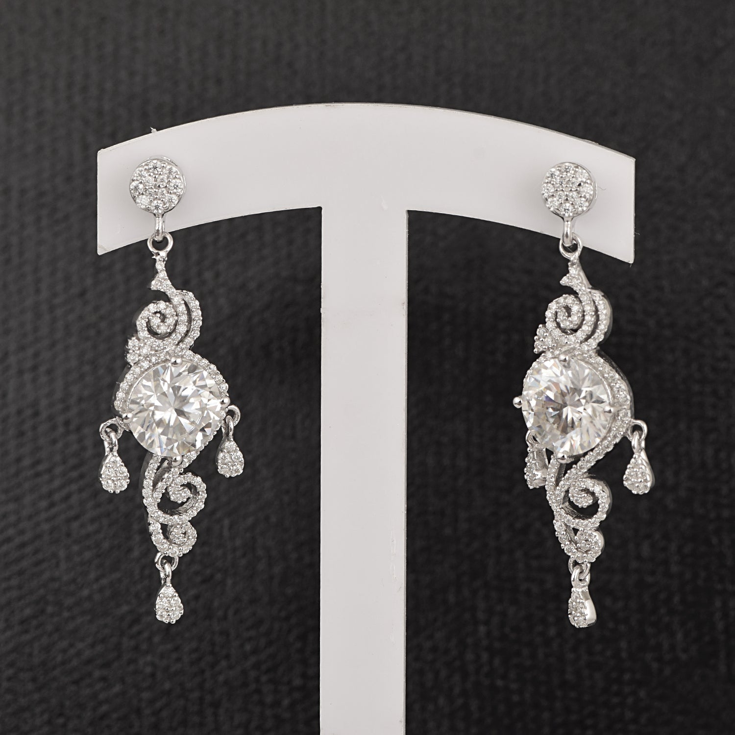 Orecchini pendenti con motivo a spirale in moissanite – Argento Sterling
