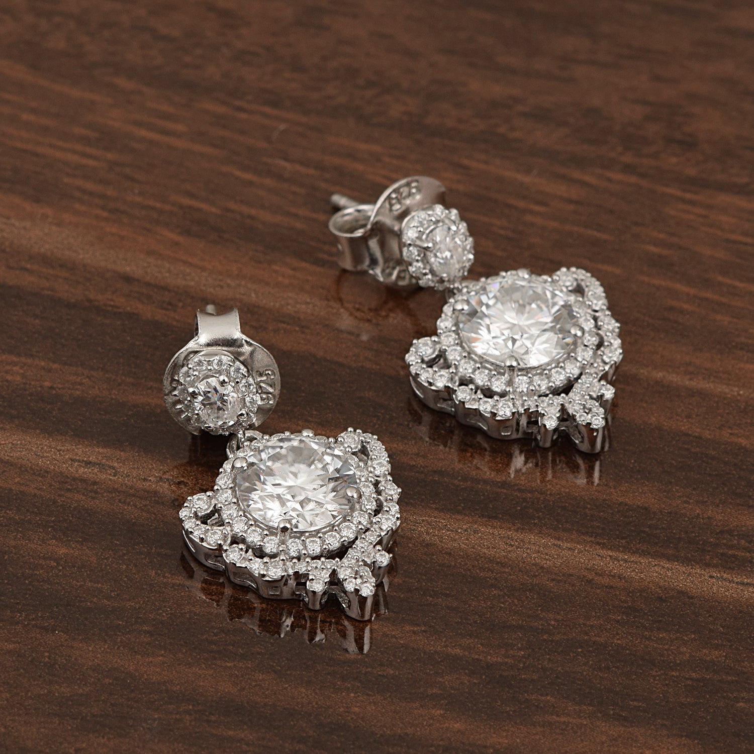 Orecchino a pergamena vintage con moissanite rotonda - Argento Sterling