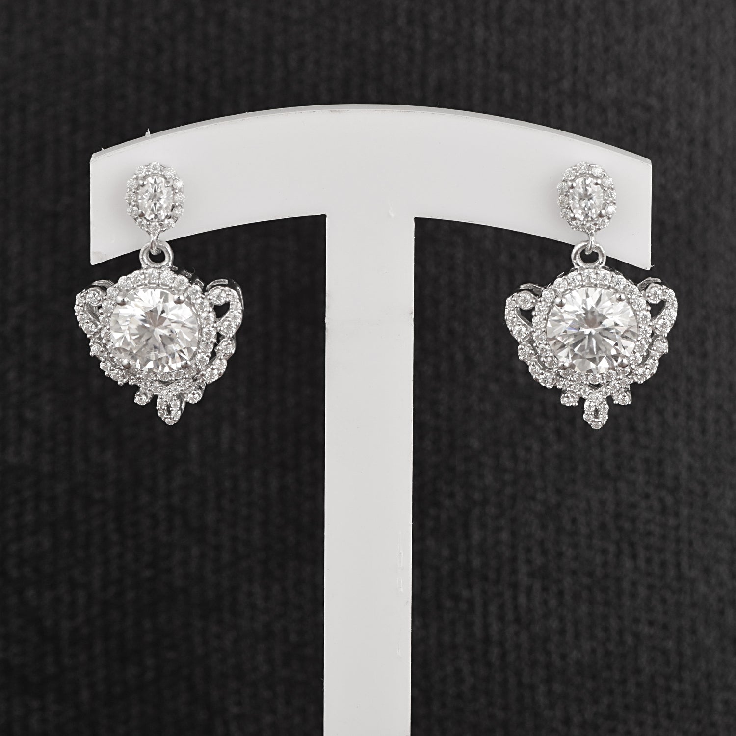 Orecchino a pergamena vintage con moissanite rotonda - Argento Sterling