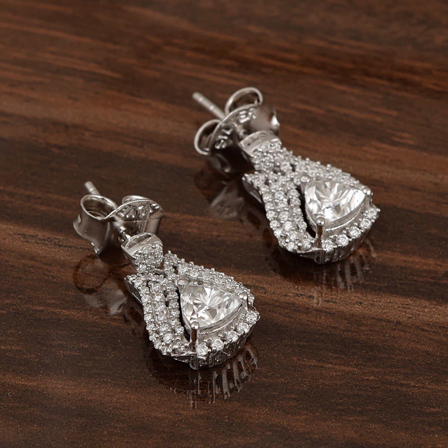 Orecchini pendenti con alone a strati di moissanite - Argento sterling