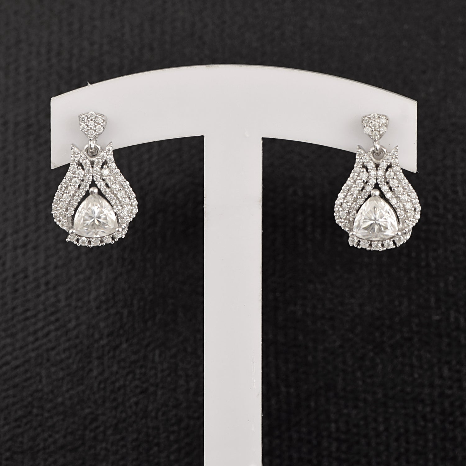Orecchini pendenti con alone a strati di moissanite - Argento sterling