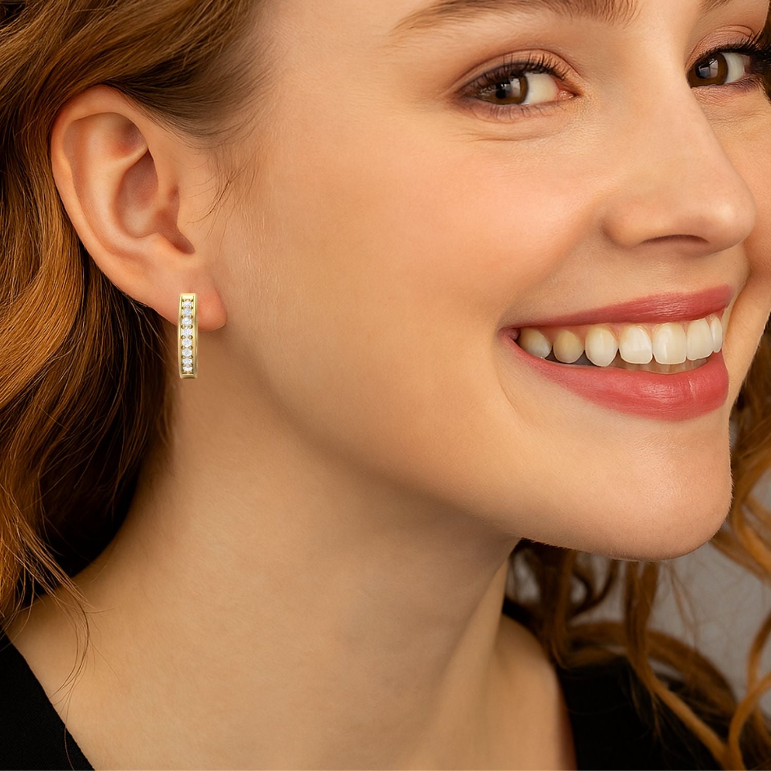 Orecchini a cerchio classici con moissanite incastonata a canale – Argento Sterling