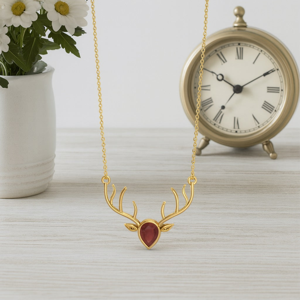 Collana con ciondolo a forma di testa di cervo realistica in oro giallo 9k con pietra preziosa di zaffiro blu da 0,75 ct e ciondolo a forma di animale.
