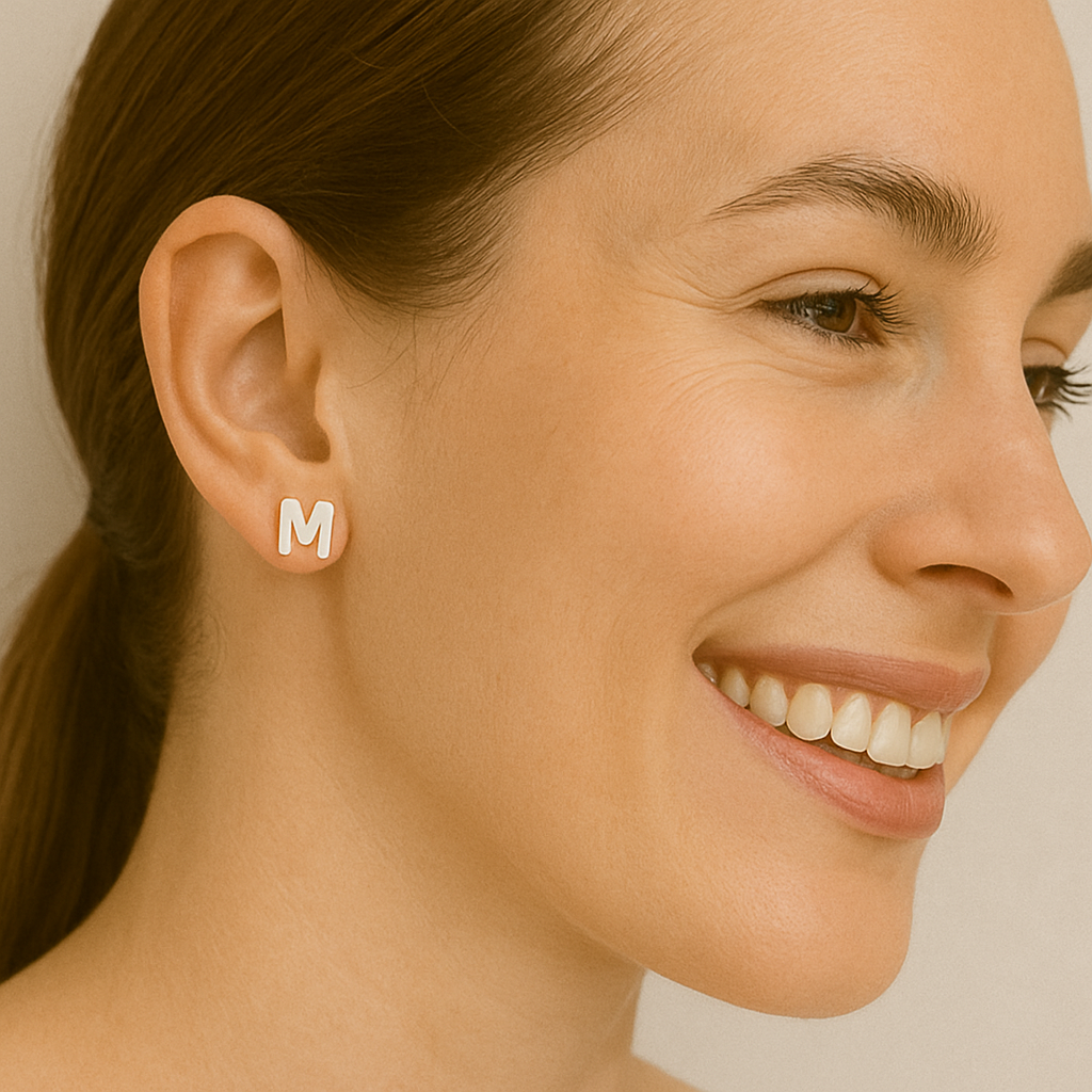 Orecchini a bottone con monogramma iniziale "M" – Argento Sterling