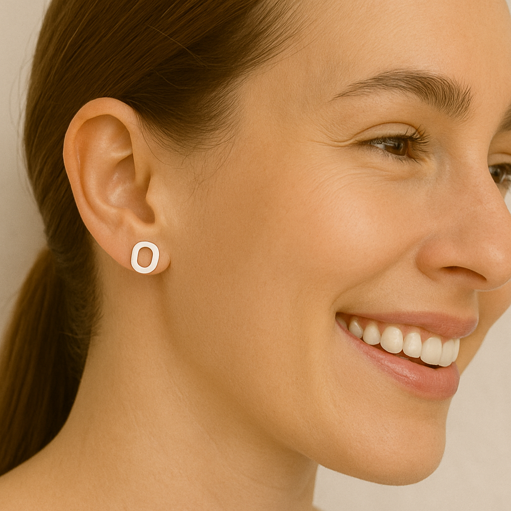 Orecchino a bottone con monogramma iniziale "O" – Argento Sterling