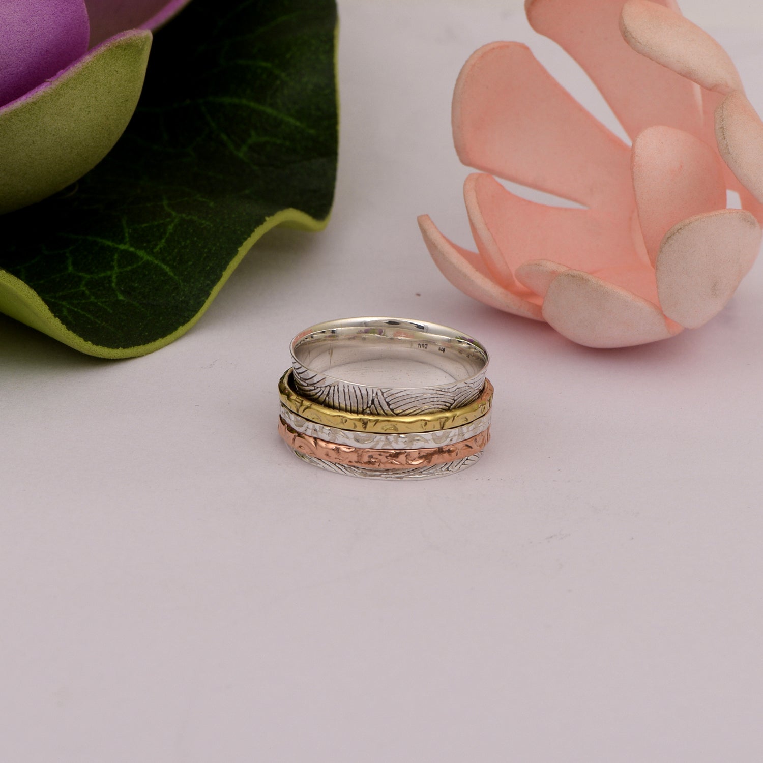 Anello girevole per meditazione con incisione multicolore