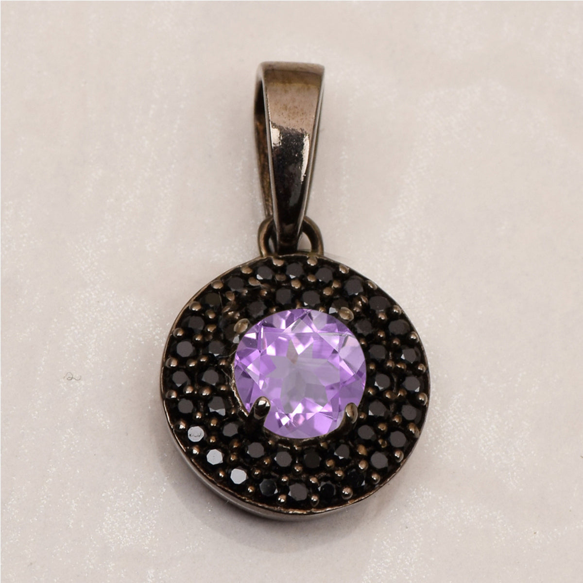 Ciondolo con pietra preziosa multiscelta in spinello nero a disco rotondo