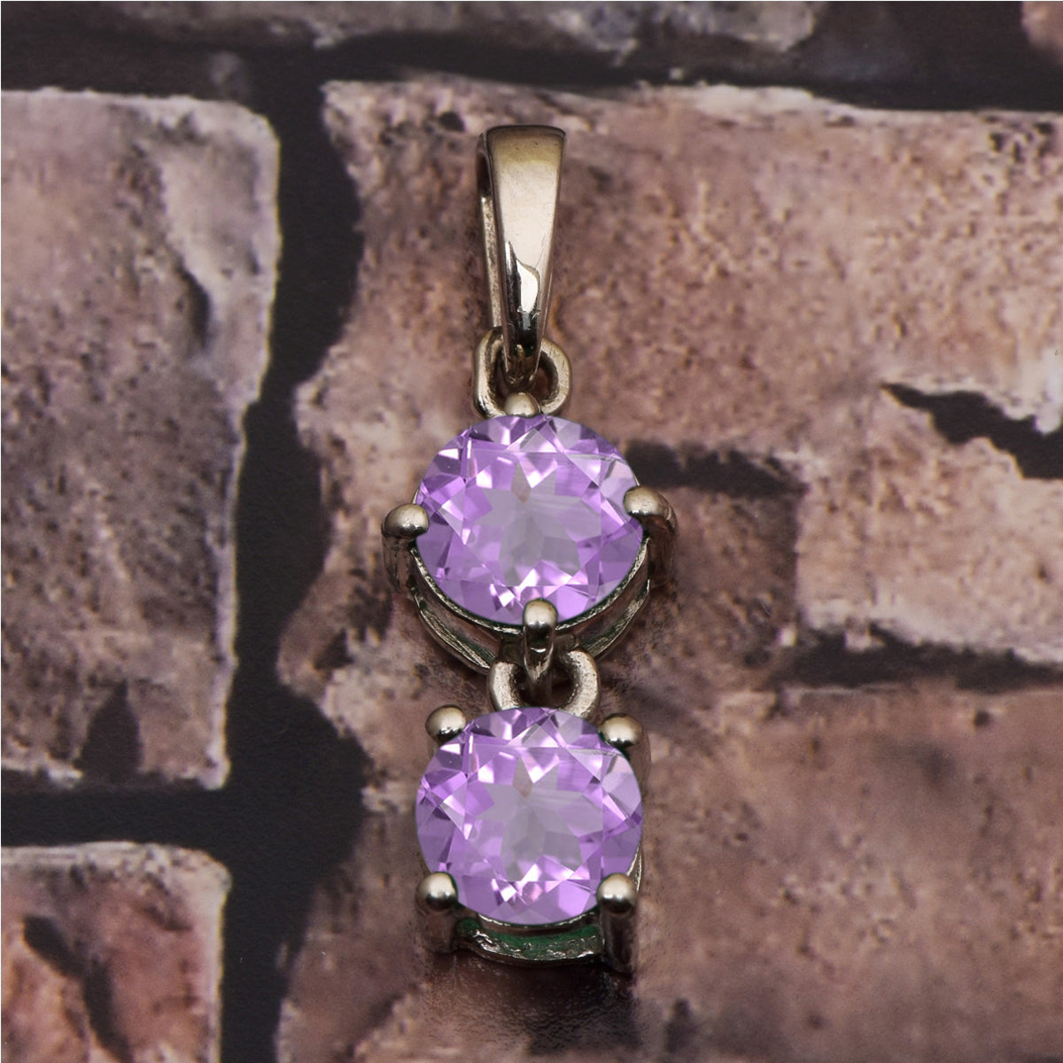 Ciondolo con due pietre rotonde e pietre preziose di diversa scelta