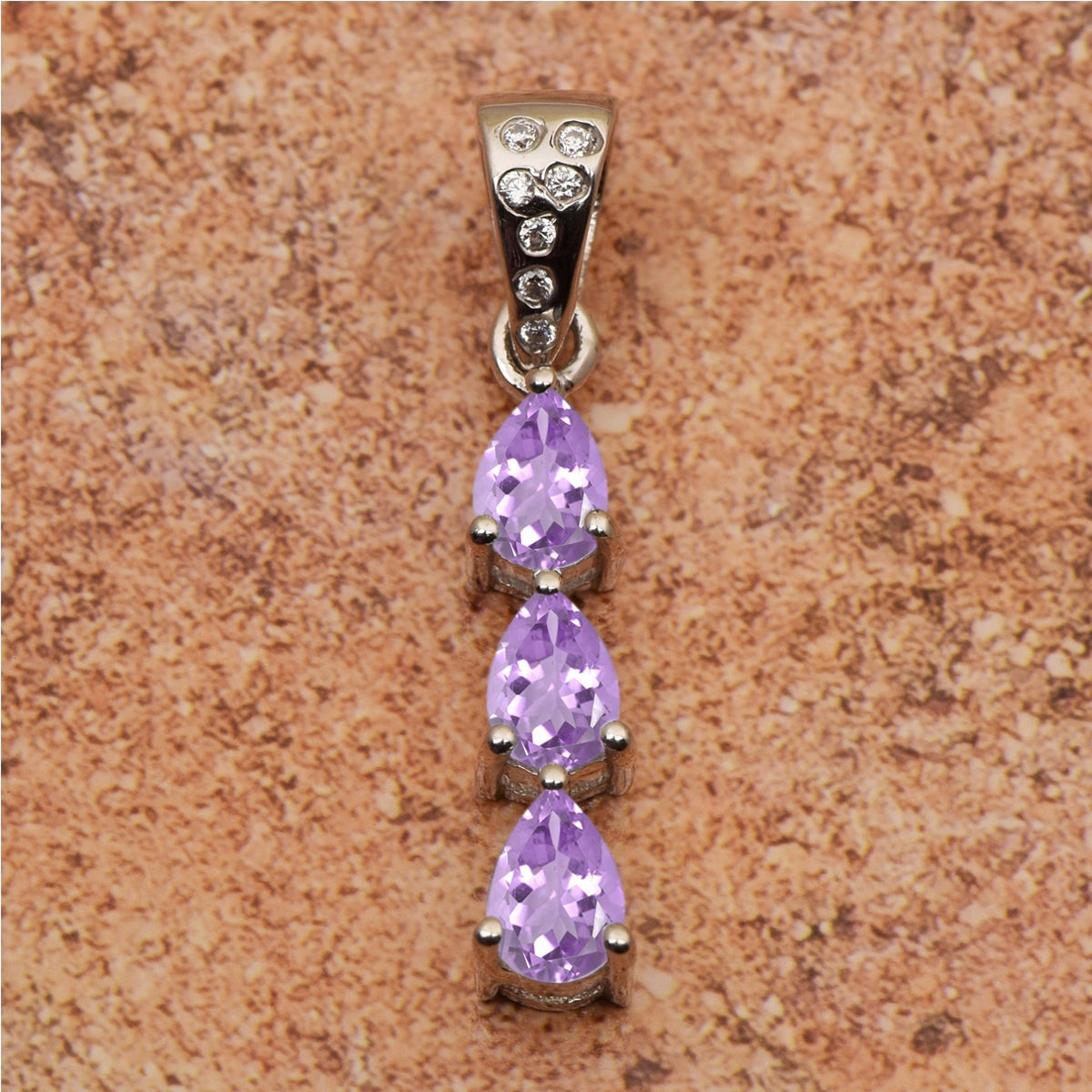 Ciondolo con tre pietre a pera e pietre preziose a scelta multipla