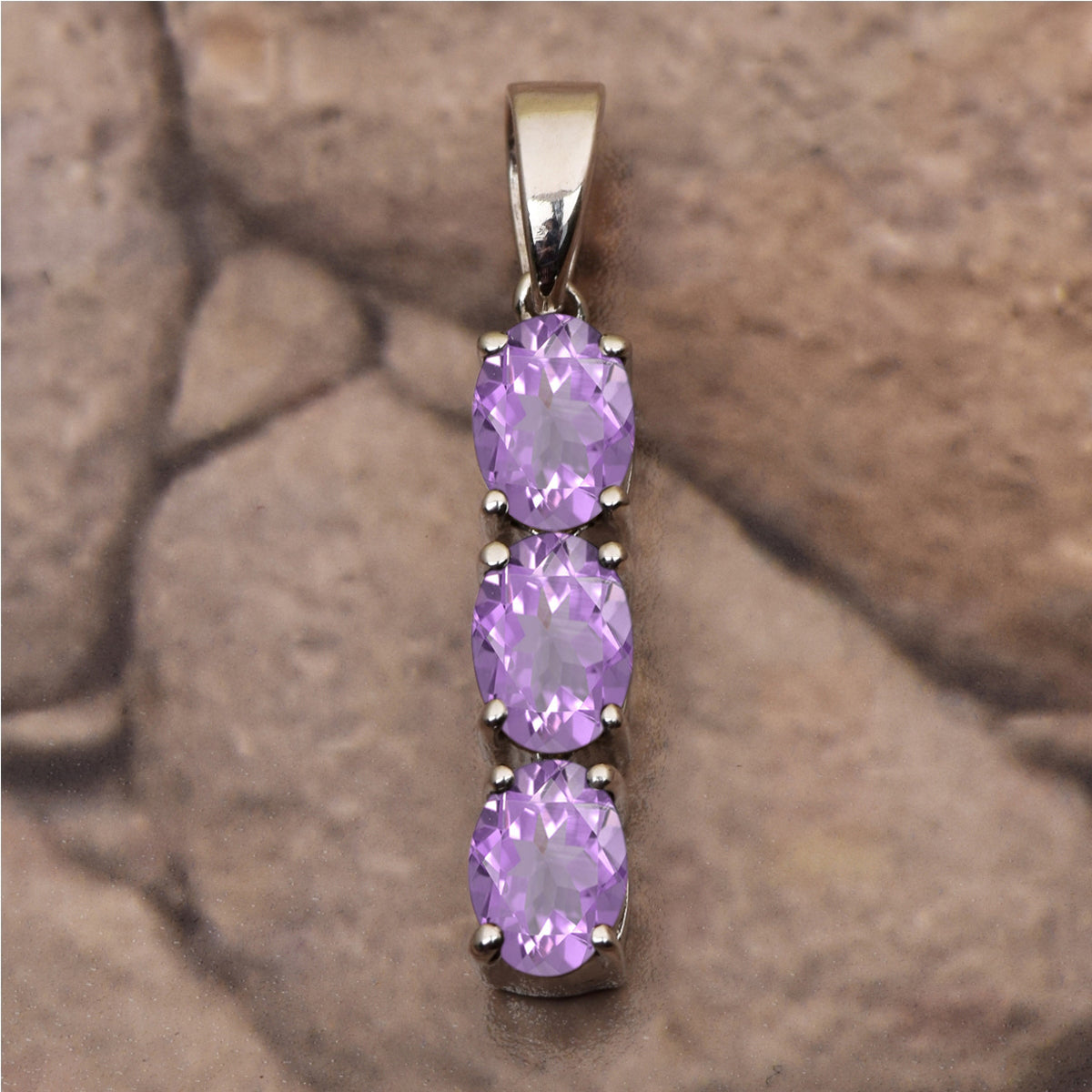 Ciondolo con tre pietre ovali e pietre preziose di diversa scelta