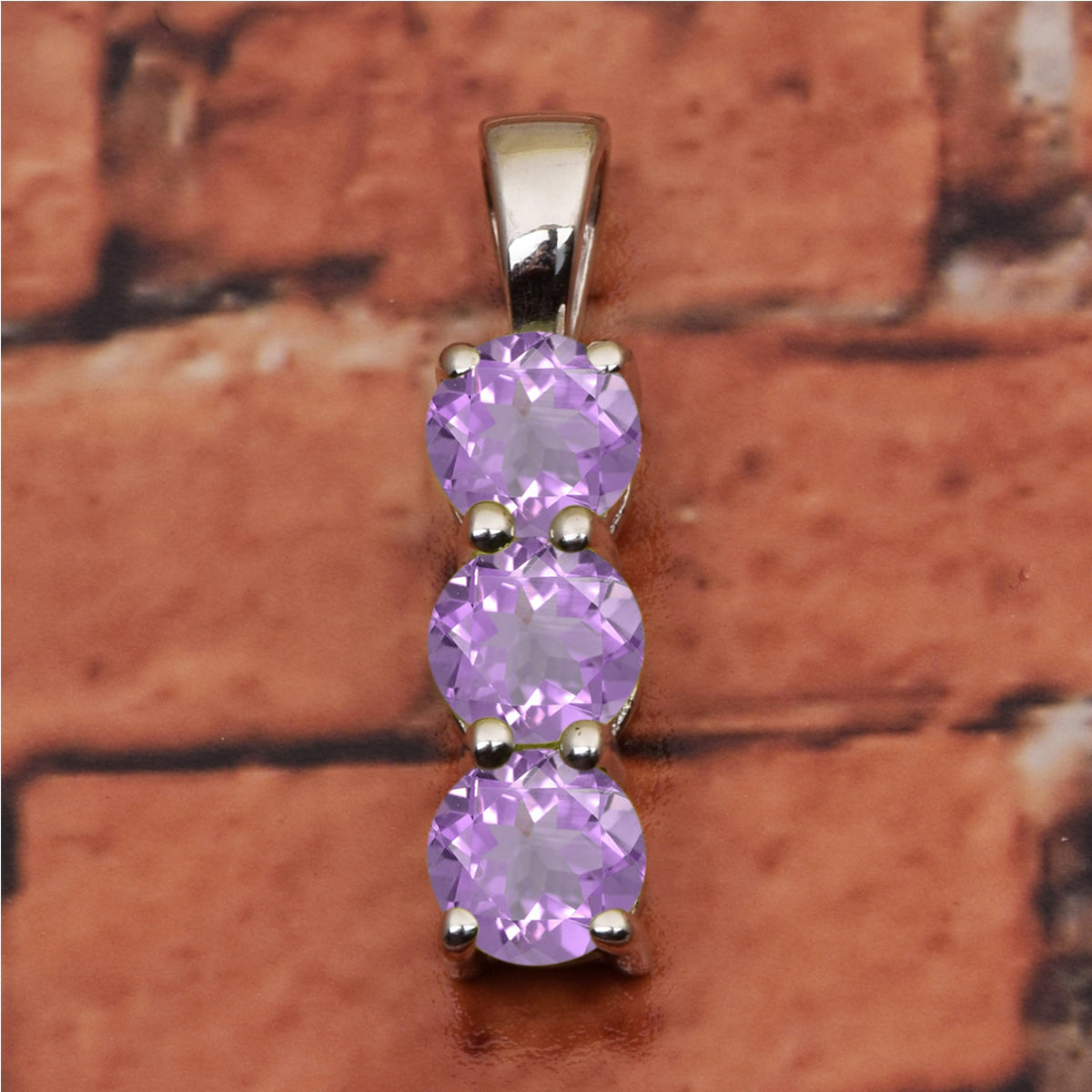 Ciondolo con tre pietre rotonde e pietre preziose di diversa scelta