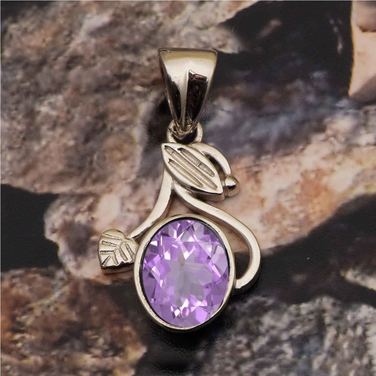 Ciondolo con pietra preziosa a taglio ovale in stile floreale con scelta multipla