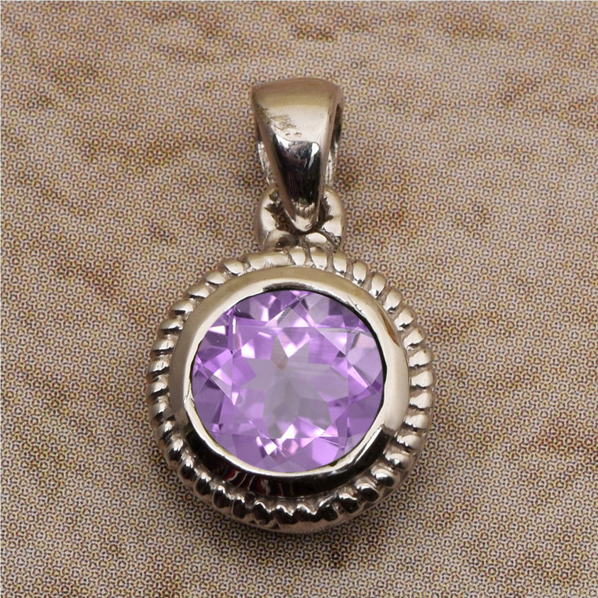 Ciondolo rotondo intrecciato con pietre preziose di diversa scelta