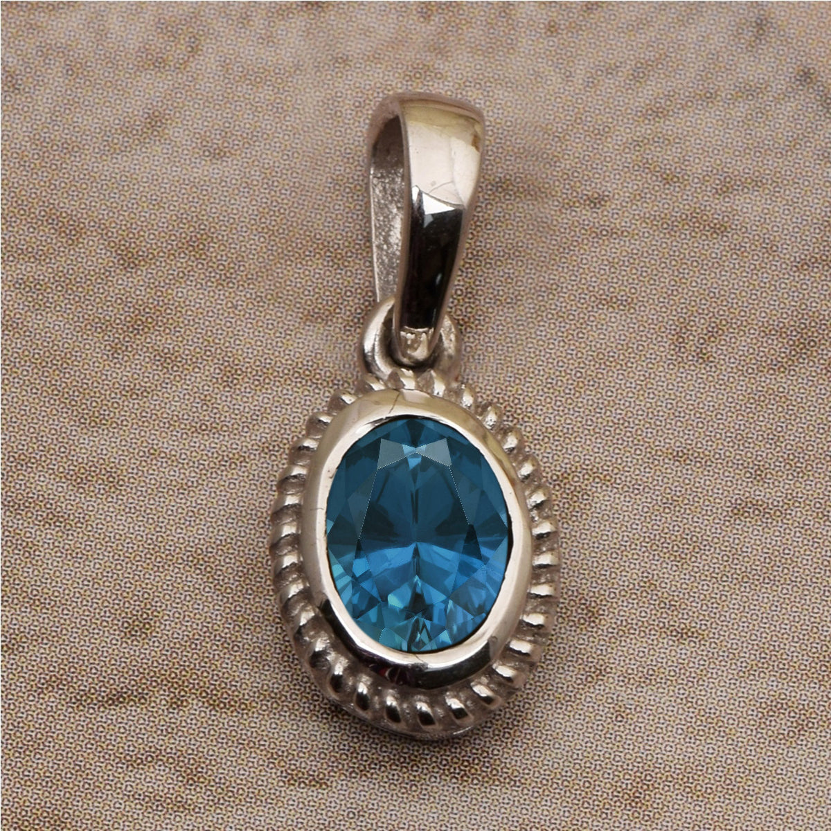 Ciondolo ovale intrecciato con pietre preziose di diversa scelta