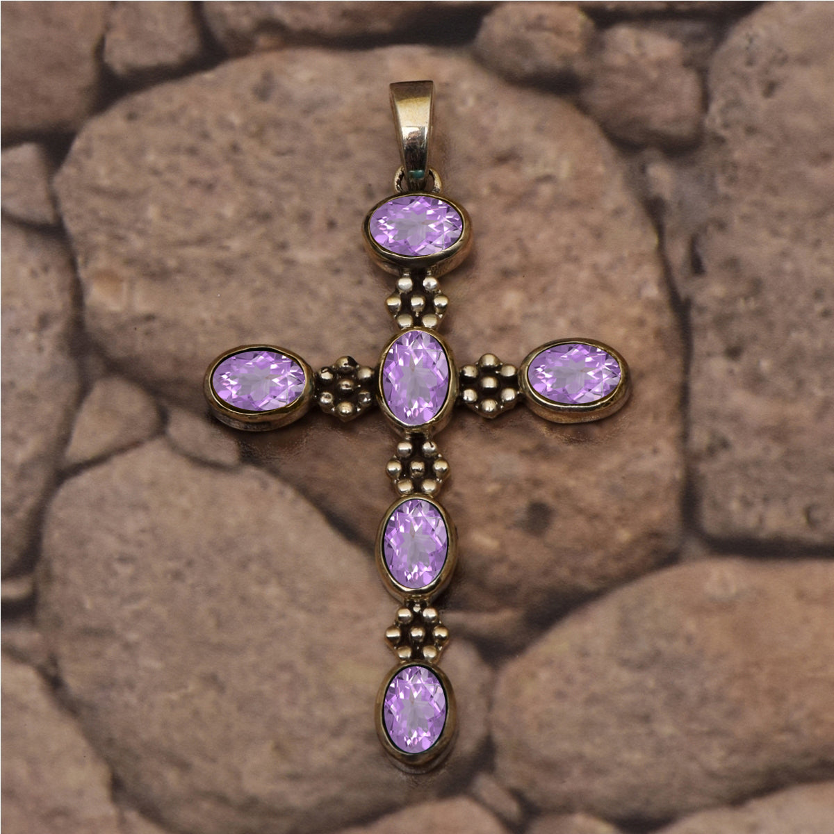 Ciondolo con croce cristiana e pietre preziose di diversa scelta