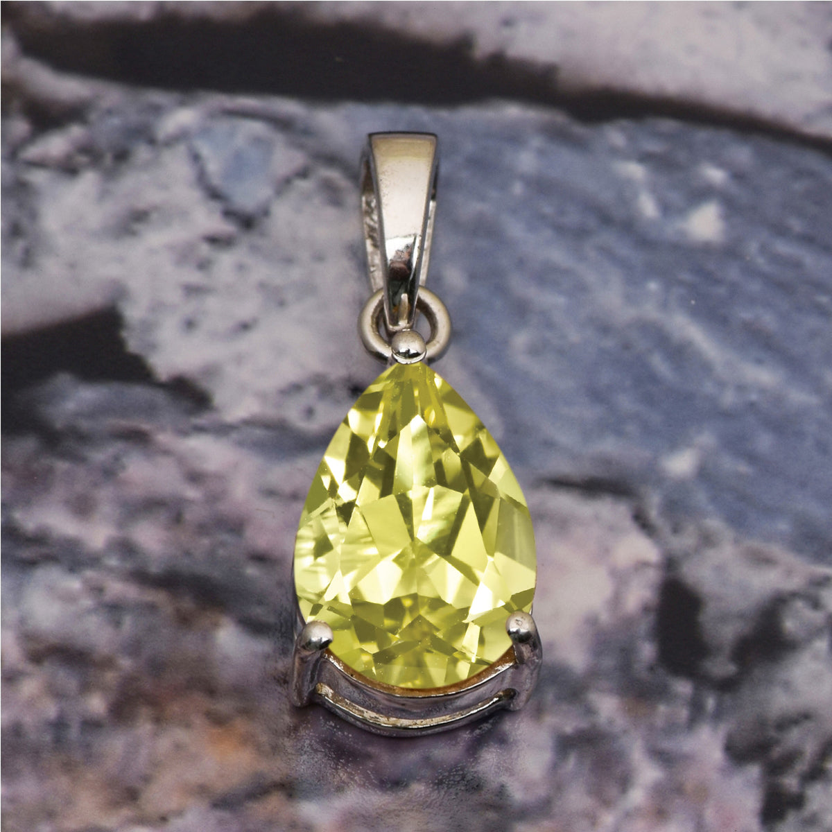 Ciondolo solitario con pietra preziosa a taglio pera e scelta multipla